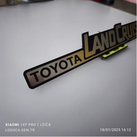 Toyota Land Cruiser gümüş siyah plastik etiket